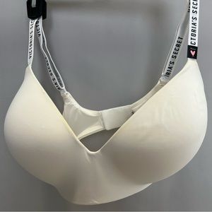 NWOT VS Tshirt lightly lined wireless bra (off white color)